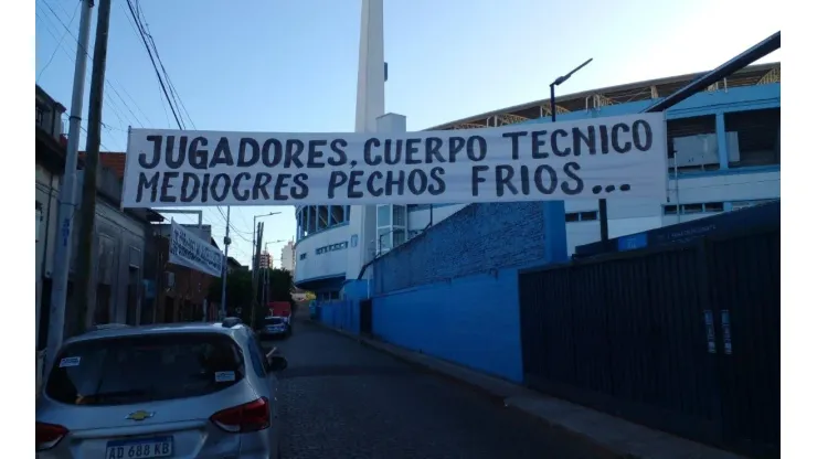 Durísimos pasacalles contra Racing en los alrededores del Cilindro: "Pechos frios"