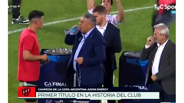 VIDEO | Chiqui Tapia le robó una botella de agua a un jugador de Patronato