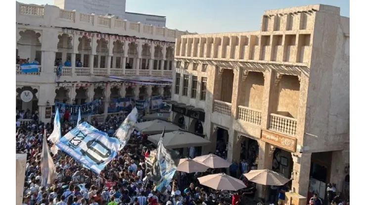 Somos locales otra vez: el impactante banderazo de los hinchas argentinos en Doha