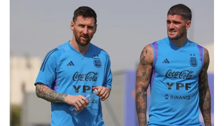 Sin tiempo que perder: la Selección volvió a los entrenamientos con un gran gesto de Messi y De Paul