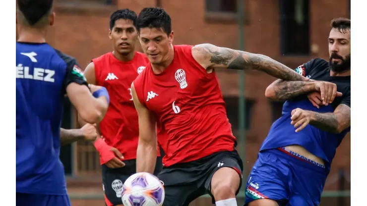 Mientras negocia con Boca, Merolla fue convocado en Huracán para el debut ante Defensa