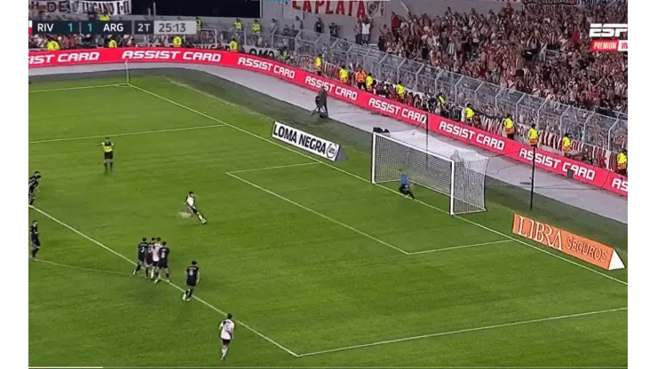 VIDEO | Con otro penal, Barco dio vuelta el partido para River ante Argentinos