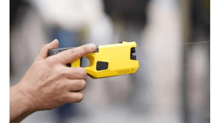 La pistola Taser es un arma de electrochoque.
