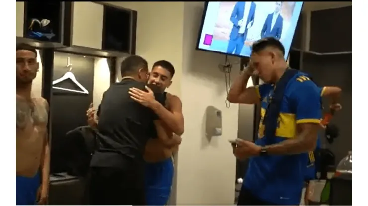 VIDEO | ¡Como uno más! El festejo íntimo de Riquelme con los jugadores de Boca tras obtener la Supercopa