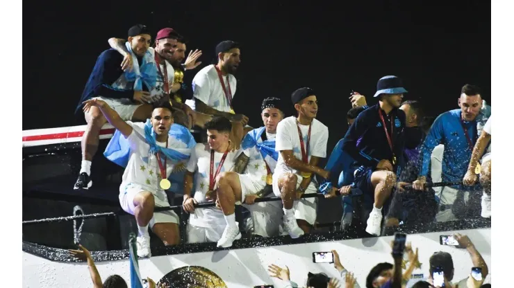 "De todo menos agua": Lautaro Martínez y una inédita revelación del micro en los festejos de la Selección
