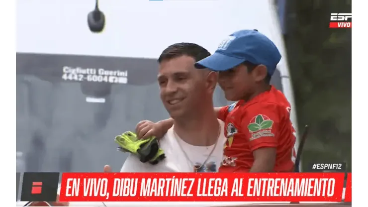 VIDEO | El tierno gesto del Dibu Martínez con un niño previo al entrenamiento de la Selección