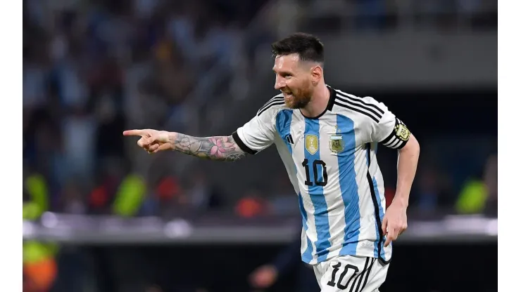 VIDEO | ¡Derechazo récord! Messi clavó un golazo y llegó a su tanto número 100 en la Selección