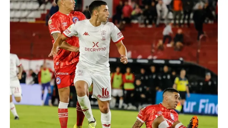 Argentinos Juniors resistió con dos menos y empató en su visita a Huracán