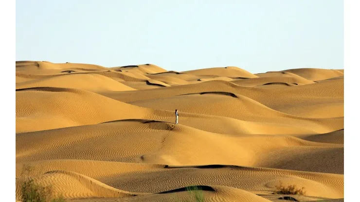 Para comenzar deberás pensar en un cubo en el desierto.
