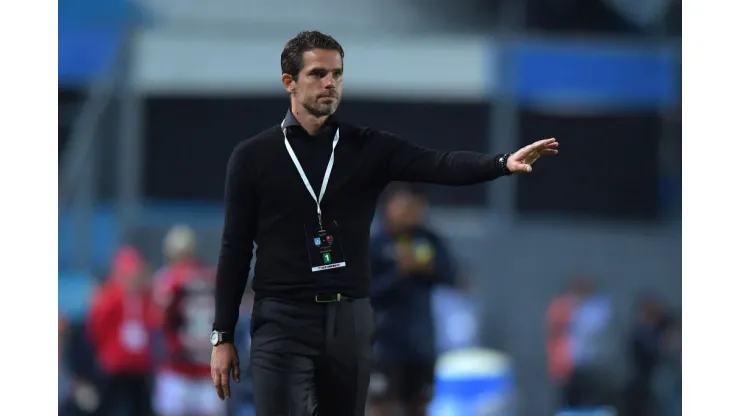 Fernando Gago dando indicaciones frente a Flamengo.
