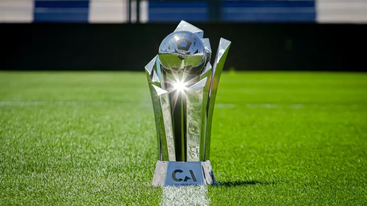 El trofeo de la Copa Argentina espera por el campeón.
