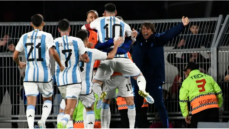 El abrazo de Messi y Garnacho tras el gol de Argentina