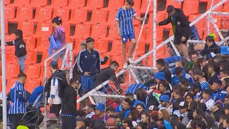 Incidentes en la cancha de Godoy Cruz entre la policía y la barra brava