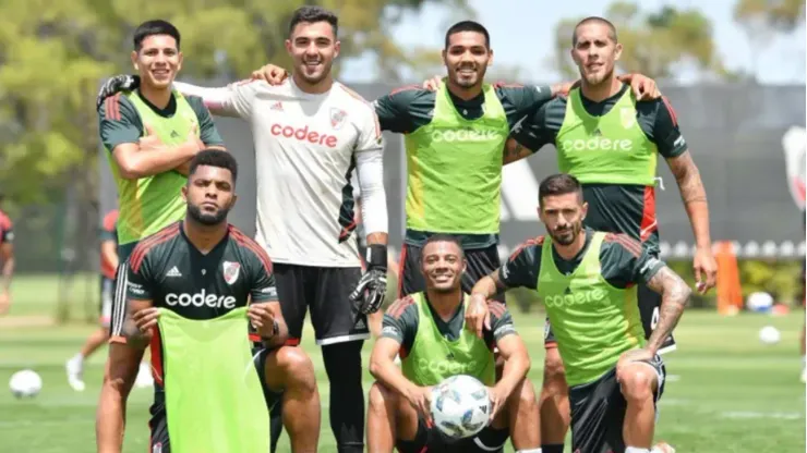 Tobías Leiva junto a los integrantes del plantel profesional de River.
