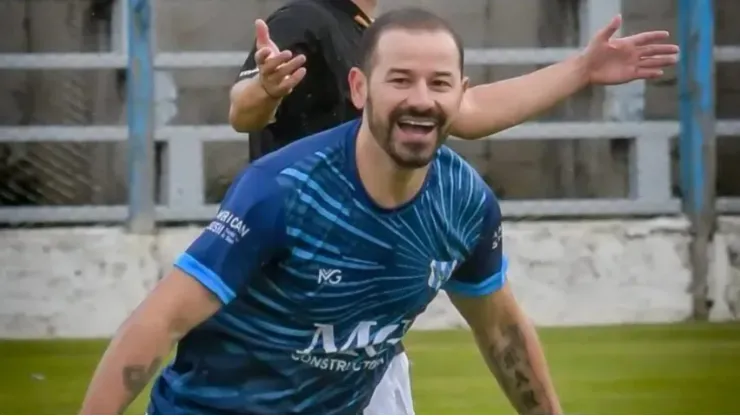 Mora festejando un gol en Alas Argentinas.
