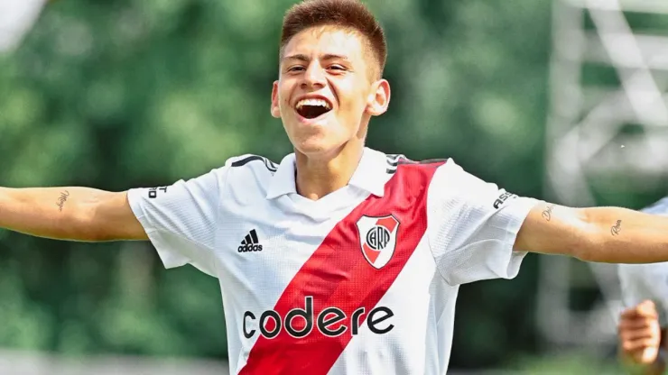 ¿Hasta cuándo tiene contrato Echeverri en River y cuál es su cláusula de rescisión?
