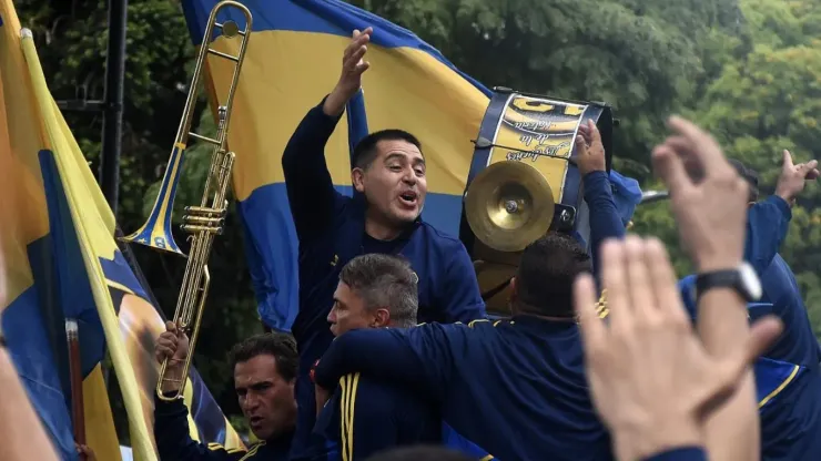 El candidato a presidente de Boca acompañó a los hinchas en la manifestación por la suspensión de las elecciones.
