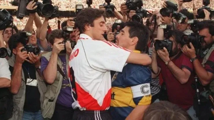 Enzo Francescoli abrazándose con Diego Maradona.