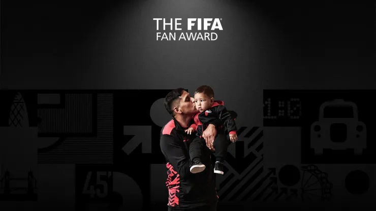 Toto Íñiguez junto a su hijo, posando para la FIFA.
