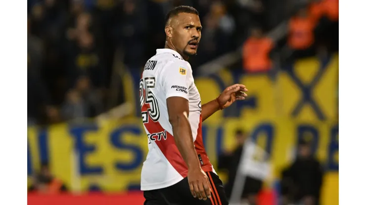 Tenso cruce entre Rondón y un hincha de River.
