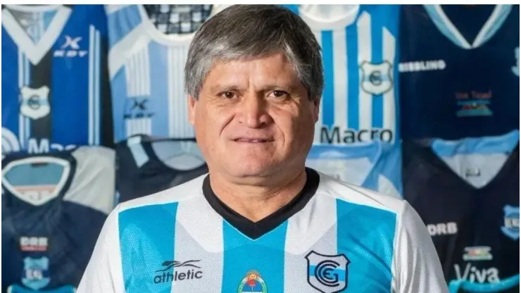 Mario Lobo en la presentación de la camiseta del Lobo Jujeño.
