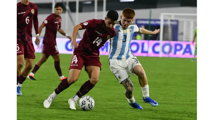 Valentín Barco dejó con 10 a Argentina ante Venezuela.
