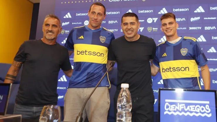 Cascini y Riquelme junto a los dos primeros refuerzos.
