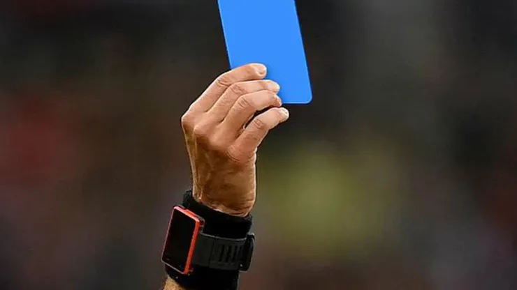 Se viene la tarjeta azul en el fútbol.
