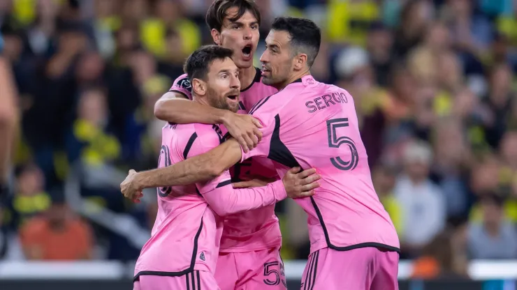 Messi celebra con Redondo y Busquets.
