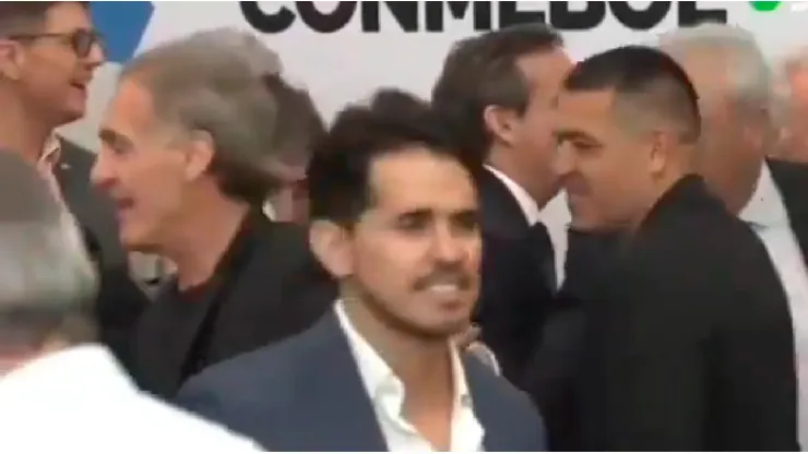 Es viral: la reacción de Oscar Ruggeri cuando se le acercó Riquelme en el evento de CONMEBOL