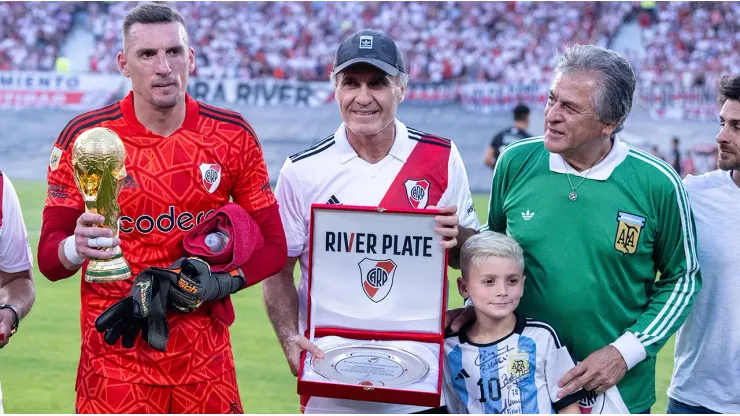 Ruggeri junto a los arqueros campeones del mundo en 2022 y 1978.
