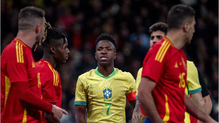 El Partido contra el Racismo tuvo un cruce tenso entre Vinicius y Morata.
