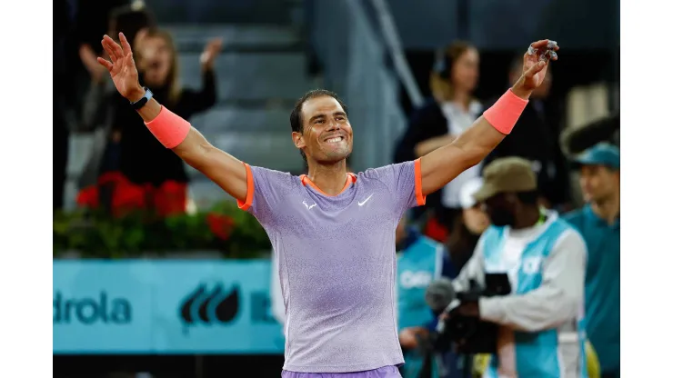 El gesto de Rafa Nadal con el argentino Pedro Cachín tras vencerlo en el Masters de Madrid