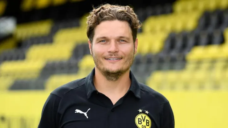 Edin Terzic, entrenador del Borussia Dortmund
