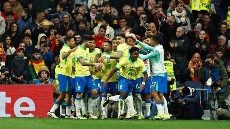 Un futbolista brasileño está envuelto en un círculo amoroso.
