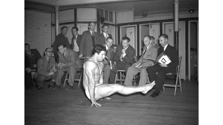 Reg Park durante un concurso de Mr. Britain en 1949 (IMAGO)
