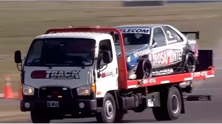 Una grúa llevó el auto histórico del Flaco.
