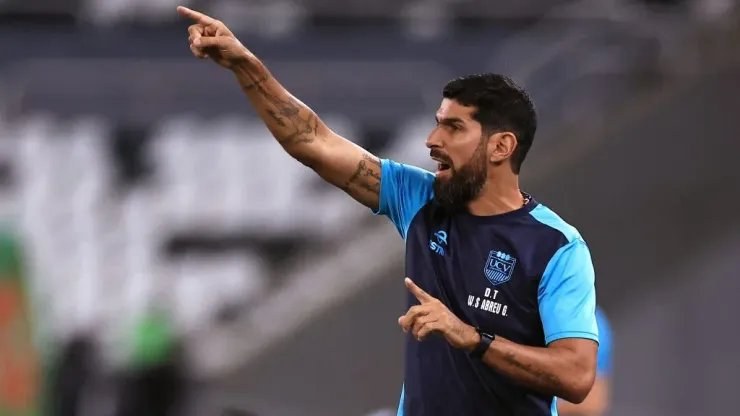 Sebastián Abreu, actualmente entrenador.
