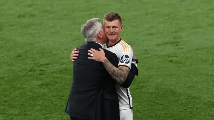 Toni Kroos y el abrazo con Carlo Ancelotti a su salida del campo.
