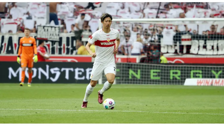 El equipo inglés busca al futbolista japonés.
