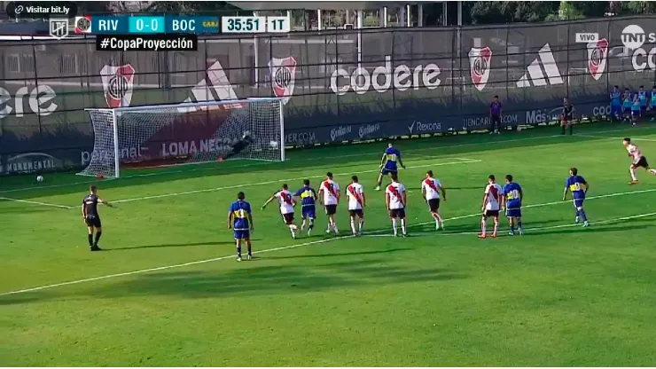 VIDEO | Beltrán, arquero de River, atajó un penal a Mauricio Benítez en el Superclásico de Reserva