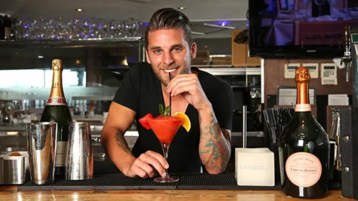 David Bentley dejó el fútbol y la Premier League para atender su bar en Marbella
