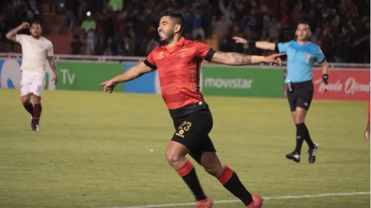 Tulio Etchemaite festejando un gol en Melgar.
