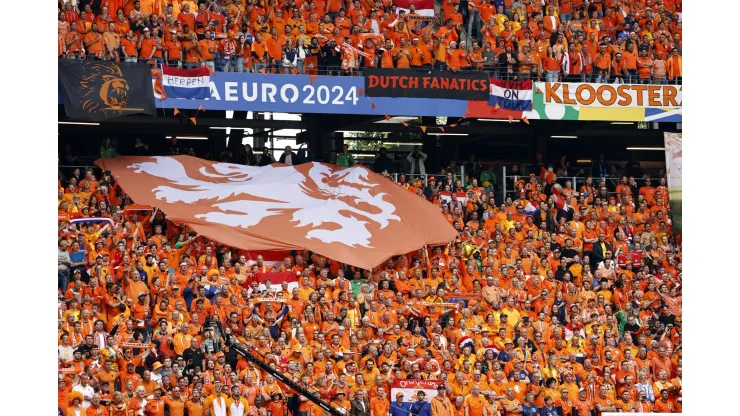 Los fanáticos neerlandeses en la previa del debut en la Eurocopa 2024 (IMAGO)
