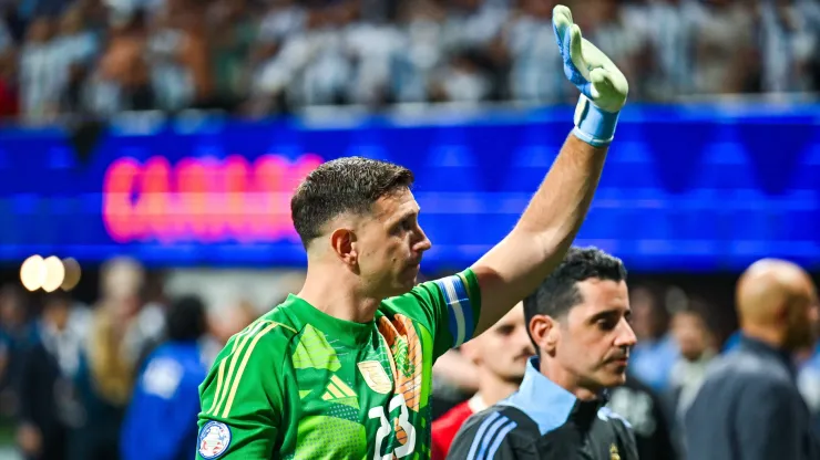 El arquero hizo entrega a Julián Álvarez del premio al mejor jugador del partido.
