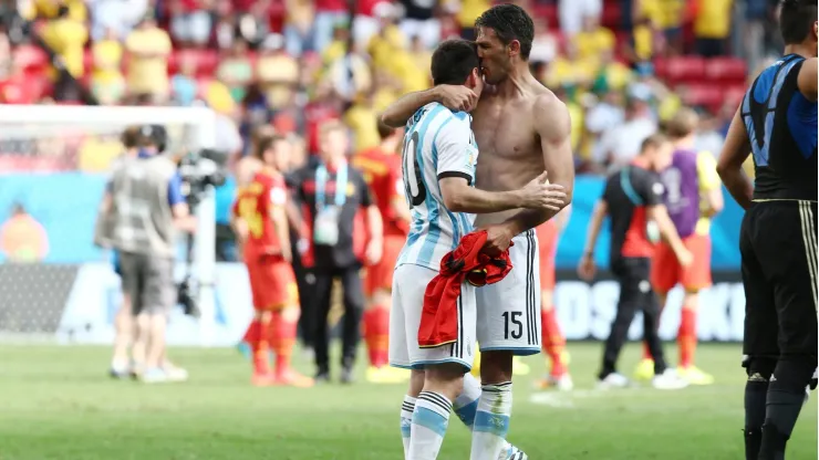 Lionel Messi junto a Martín Demichelis en el Mundial 2014 con la Selección Argentina
