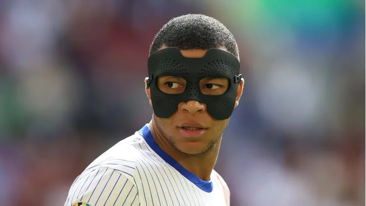 Un enmascarado Mbappé festejó la clasificación a cuartos.
