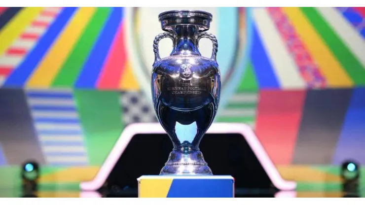 El trofeo de la Eurocopa que se llevará el vencedor del duelo clave en Berlín el próximo 14 de julio.
