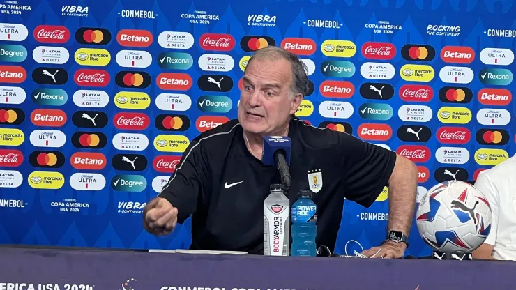 Marcelo Bielsa en conferencia de prensa.
