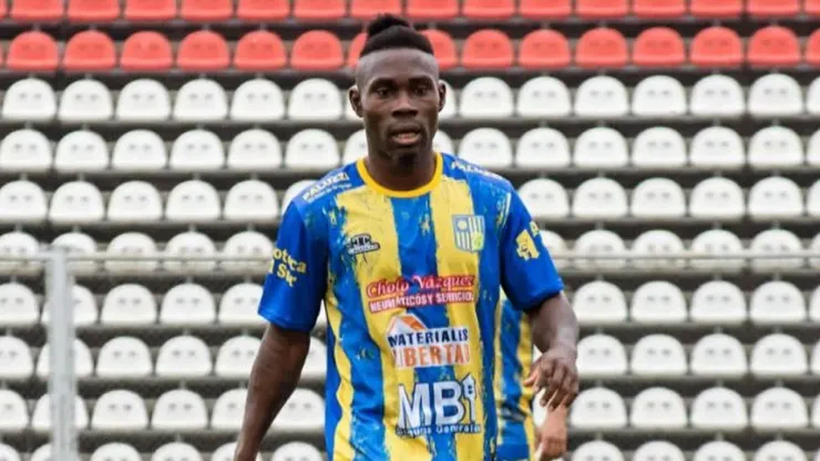 Félix Orode, el futbolista nigeriano, ex San Lorenzo y actual de Ballester.
